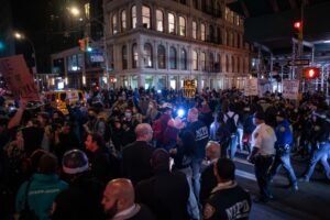 Federal Agents Detain Mix of Protesters and Migrants in Massive Manhattan Sweep