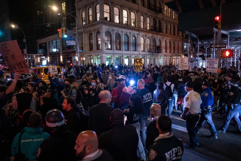 Federal Agents Detain Mix of Protesters and Migrants in Massive Manhattan Sweep