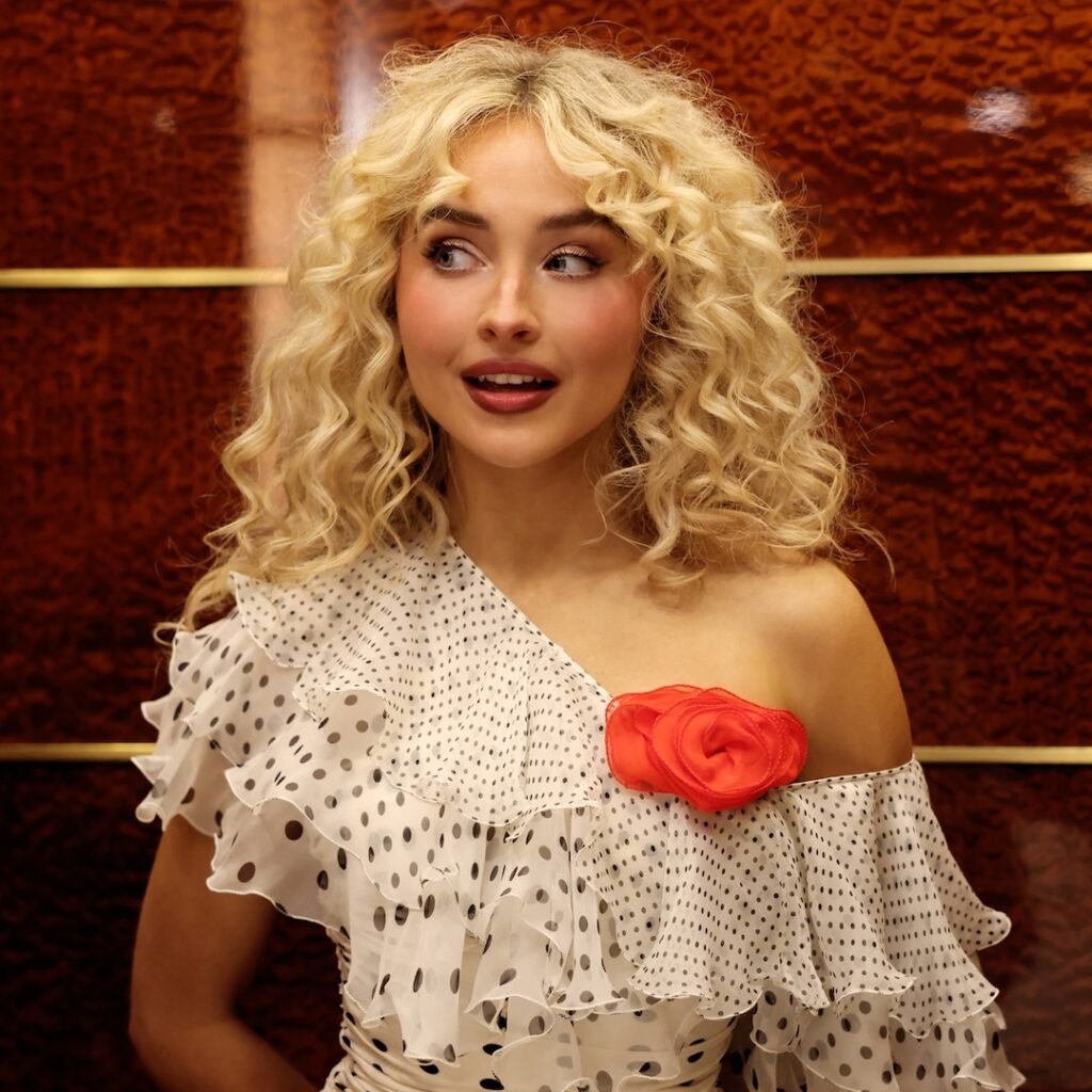 Sabrina Carpenter Channels Carrie Bradshaw in SNL Teaser