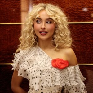 Sabrina Carpenter Channels Carrie Bradshaw in SNL Teaser