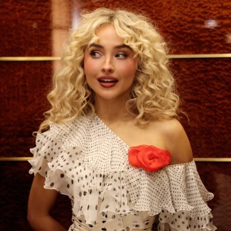 Sabrina Carpenter Channels Carrie Bradshaw in SNL Teaser