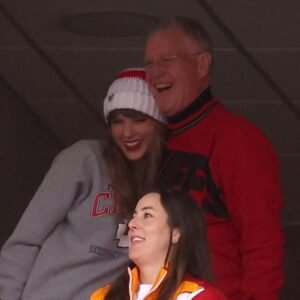Taylor Swift, Scott Swift Attend Travis Kelce’s Chiefs Game
